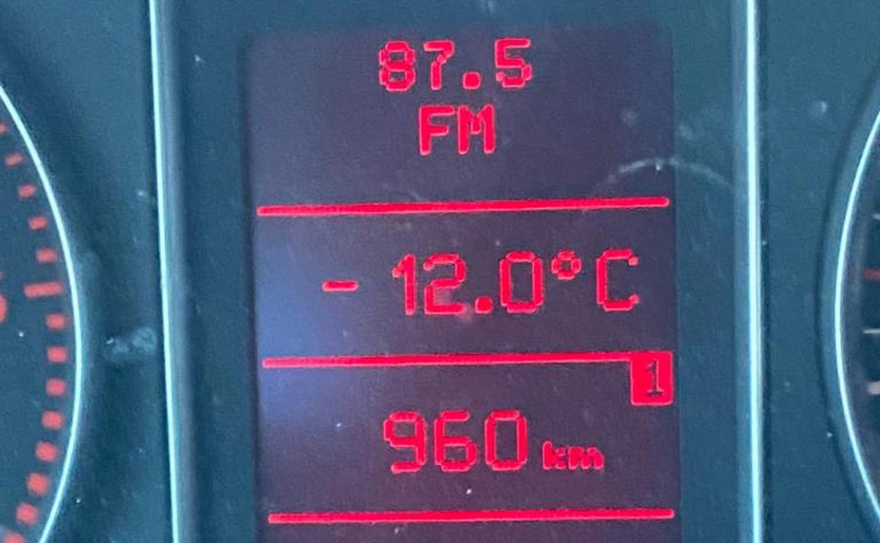 Las temperaturas mínimas congelan la geografía provincia, si bien el termómetro mejorará sus registros con el paso de los días hasta alcanzar estabilidad en el fin de semana. En la imagen del termómetro de un vehículo marca -12º en la localidad de Lugueros. 