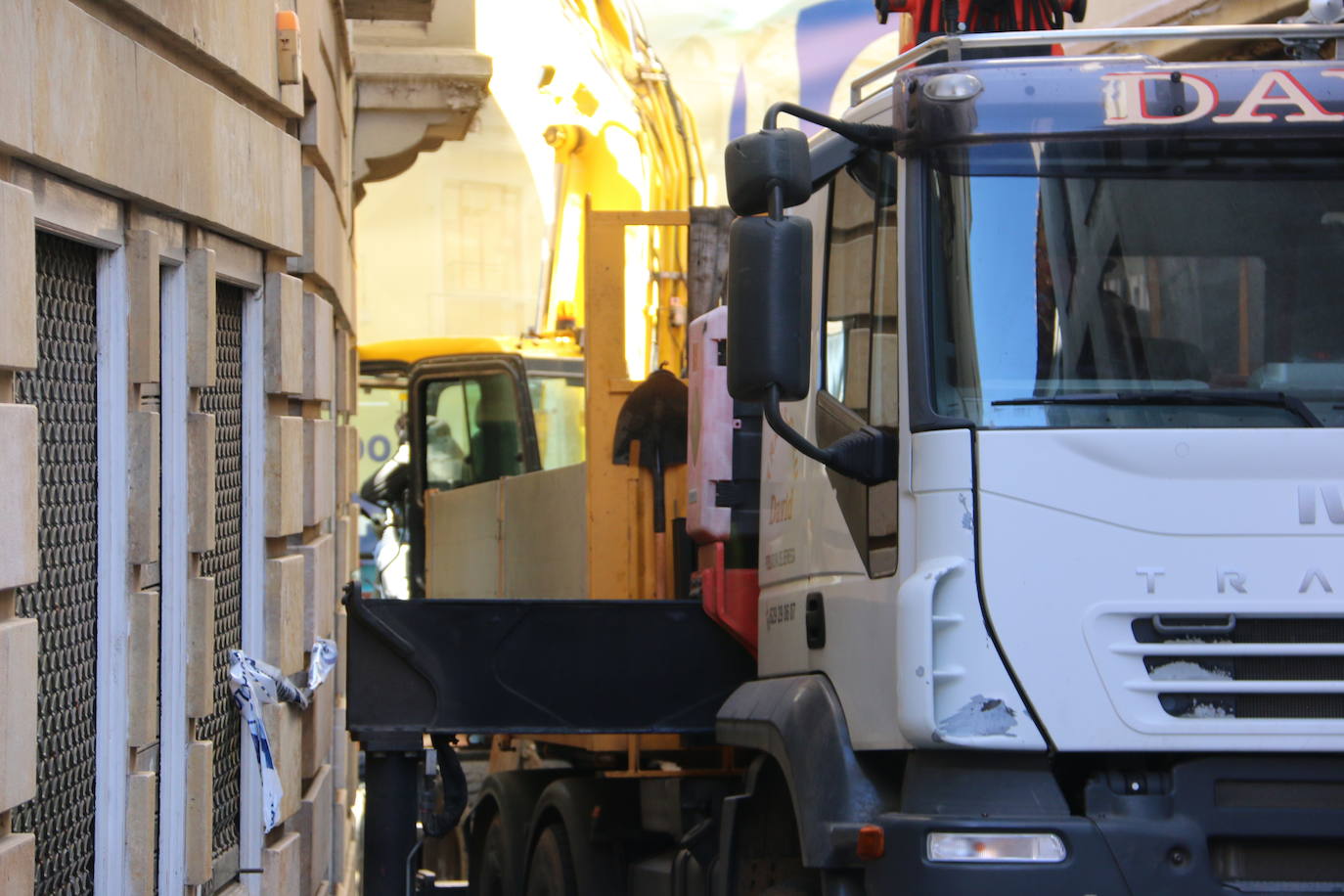 Las obras en la calle de La Rúa obligan a cortar el tráfico de peatones durante este martes.