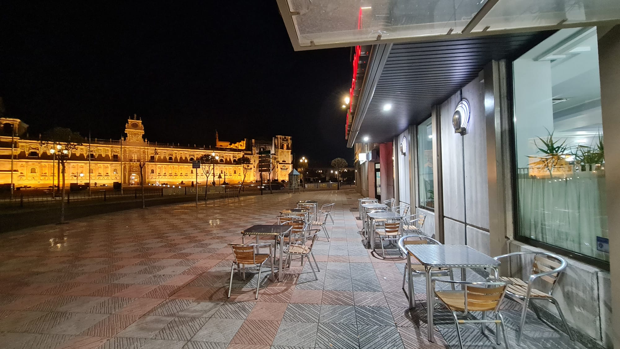 El café más barto de León solo cuesta 1 euro y tiene vistas vistas privilegiadas. Se sirve en la cafetería El Peregrino, frente al Hostal de San Marcos. Su propietario asegura que «no merece la pena cobrar más». 