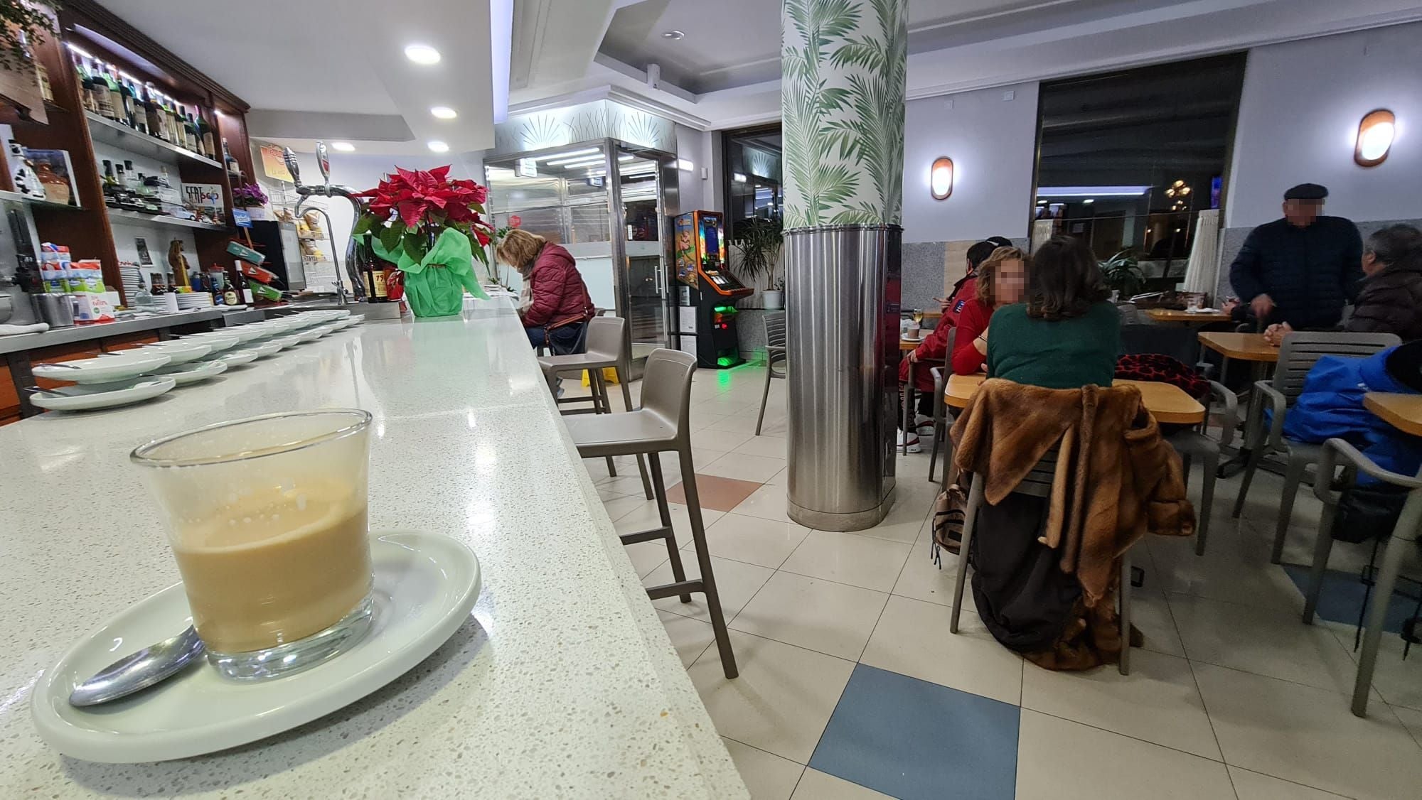 El café más barto de León solo cuesta 1 euro y tiene vistas vistas privilegiadas. Se sirve en la cafetería El Peregrino, frente al Hostal de San Marcos. Su propietario asegura que «no merece la pena cobrar más». 