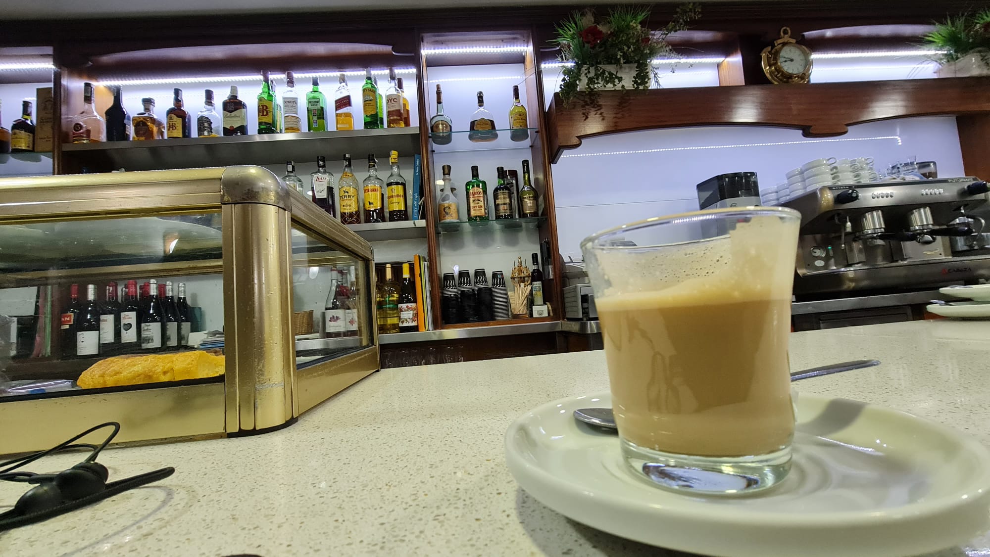 El café más barto de León solo cuesta 1 euro y tiene vistas vistas privilegiadas. Se sirve en la cafetería El Peregrino, frente al Hostal de San Marcos. Su propietario asegura que «no merece la pena cobrar más». 