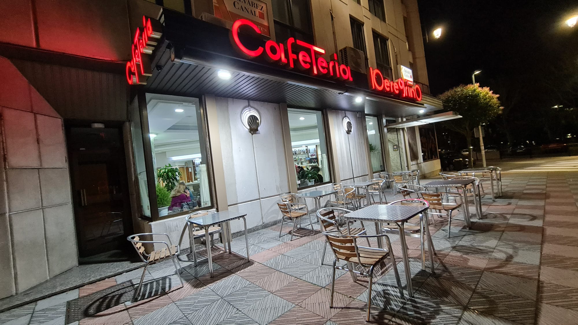 El café más barto de León solo cuesta 1 euro y tiene vistas vistas privilegiadas. Se sirve en la cafetería El Peregrino, frente al Hostal de San Marcos. Su propietario asegura que «no merece la pena cobrar más». 