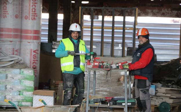 Galería. Trabajadores en la obra de la nueva estación de buses de León.