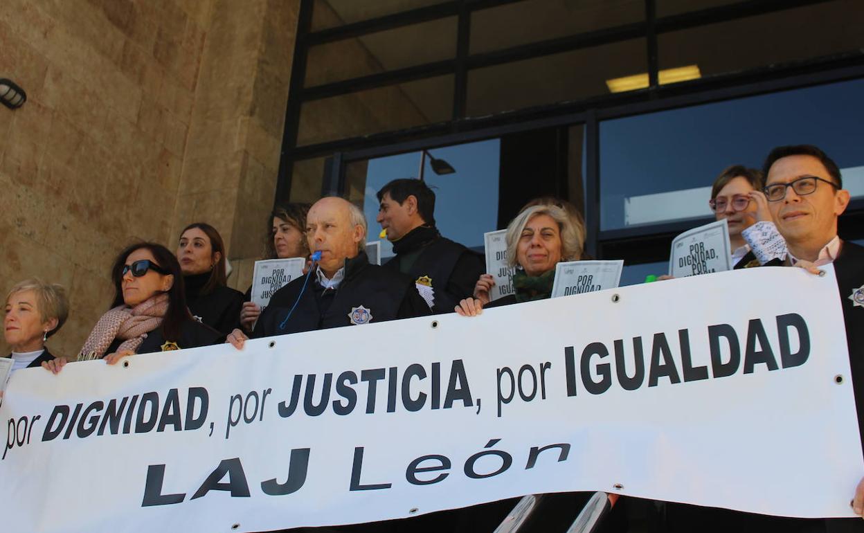 Los letrados de la administración de Justicia se concentran frente a los juzgados de León.