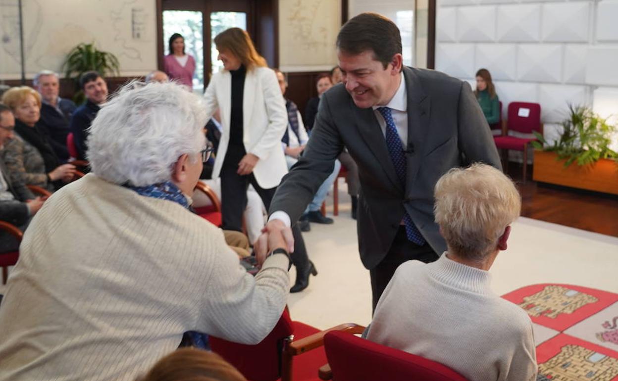 El presidente de la Junta mantiene un encuentro con profesores y maestros honoríficos de la Comunidad.