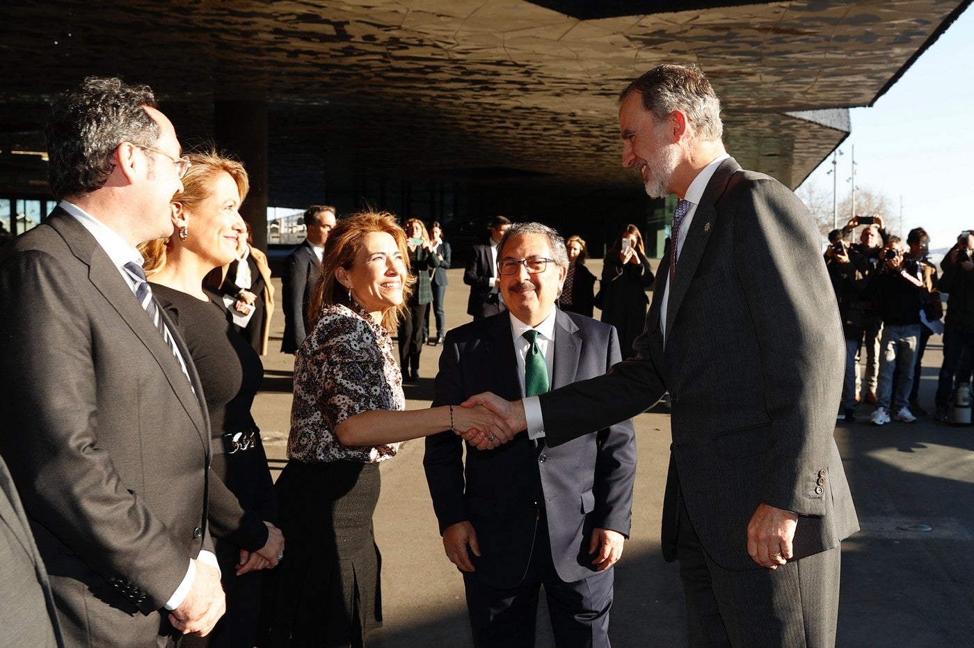 Las leonesas Soraya Luego y Belén González reciben de manos del rey sus credenciales como juezas. En el acto, celebrado en Barcelona, recibieron sus credenciales 171 integrantes –125 mujeres y 46 hombres- de la LXXI promoción de la Carrera Judicial.