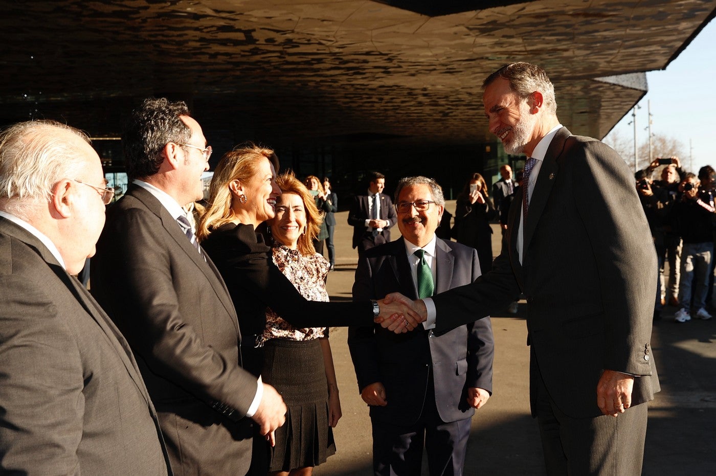 Las leonesas Soraya Luego y Belén González reciben de manos del rey sus credenciales como juezas. En el acto, celebrado en Barcelona, recibieron sus credenciales 171 integrantes –125 mujeres y 46 hombres- de la LXXI promoción de la Carrera Judicial.