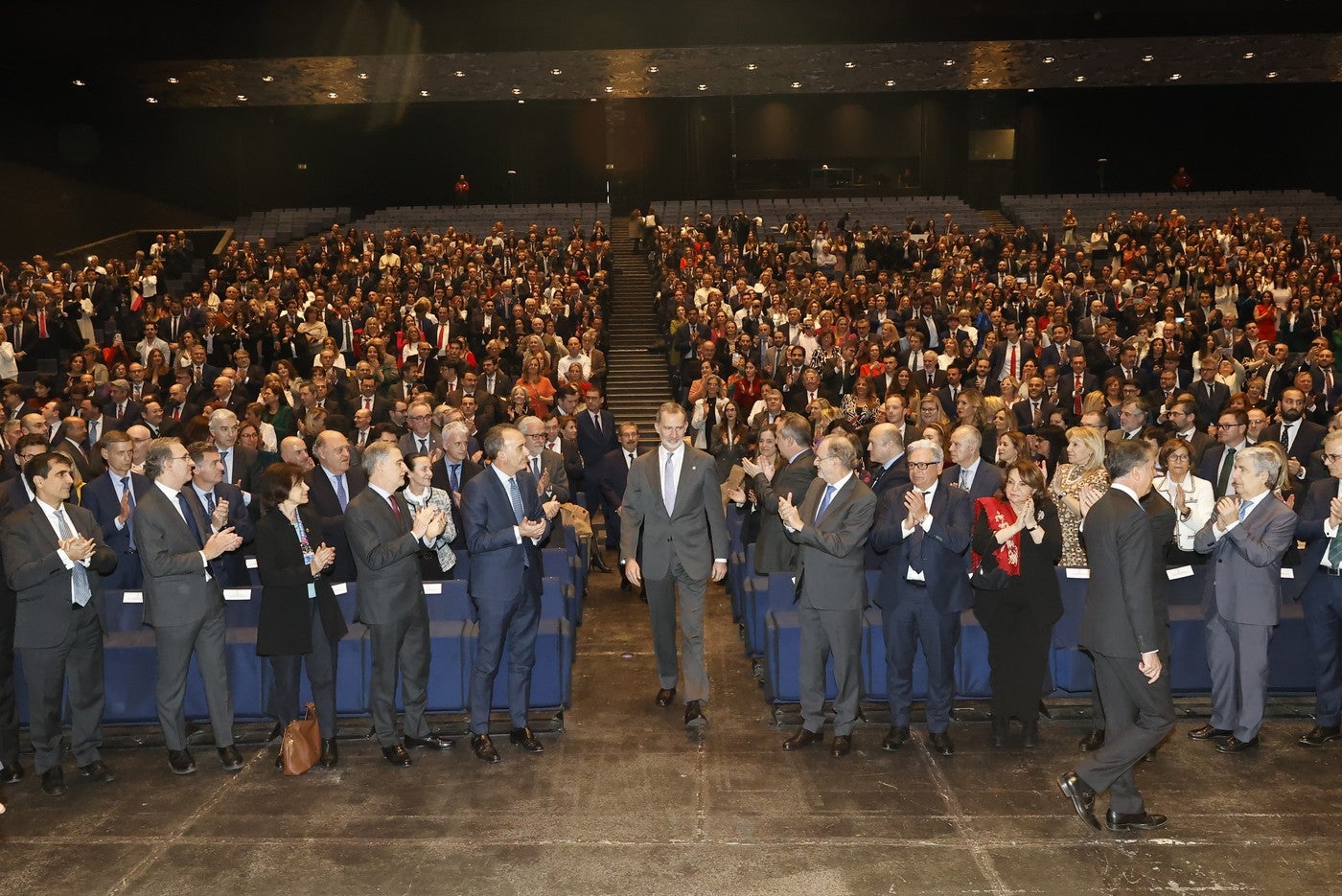 Las leonesas Soraya Luego y Belén González reciben de manos del rey sus credenciales como juezas. En el acto, celebrado en Barcelona, recibieron sus credenciales 171 integrantes –125 mujeres y 46 hombres- de la LXXI promoción de la Carrera Judicial.