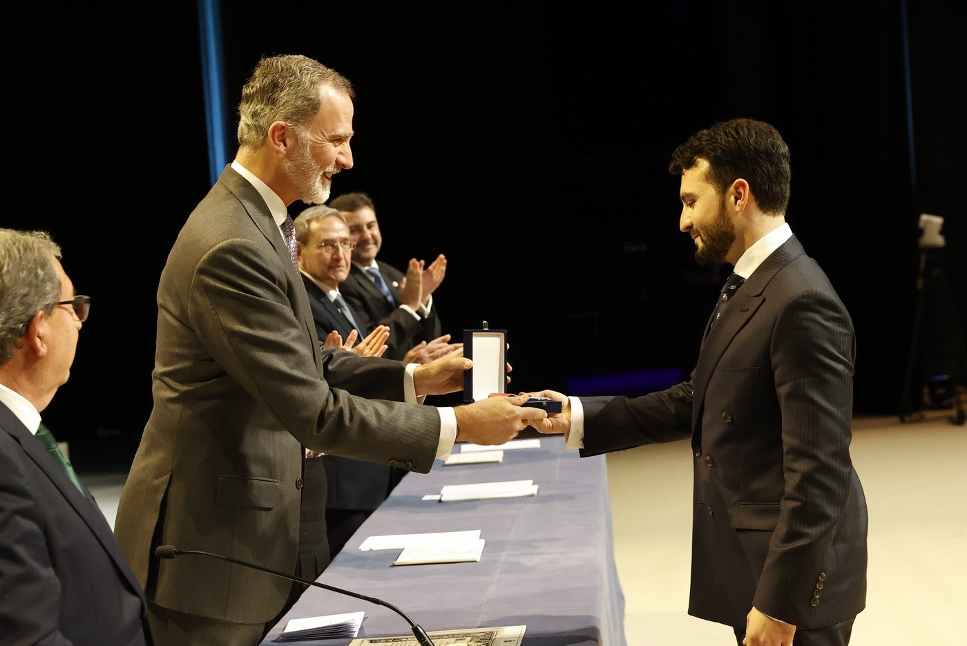 Las leonesas Soraya Luego y Belén González reciben de manos del rey sus credenciales como juezas. En el acto, celebrado en Barcelona, recibieron sus credenciales 171 integrantes –125 mujeres y 46 hombres- de la LXXI promoción de la Carrera Judicial.