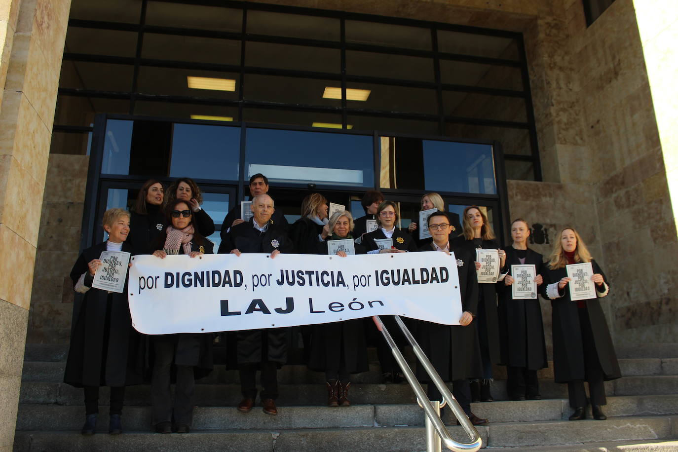 Los letrados de la administración de Justicia de León se concentran frente a los juzgados,