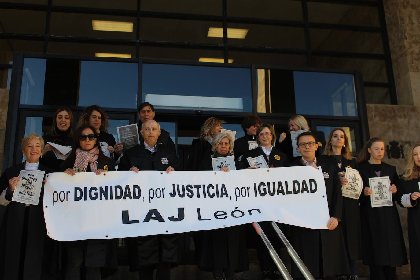 Los letrados de la administración de Justicia de León se concentran frente a los juzgados,