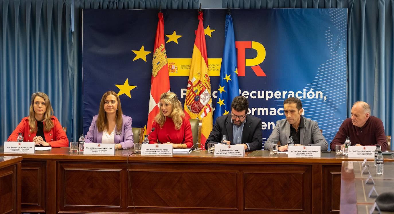 La vicepresidenta segunda del Gobierno y ministra de Trabajo y Economía Social, Yolanda Díaz, se reúne con responsables de las organizaciones sindicales y empresariales de Castilla y León para abordar la eliminación del SERLA. Participan los secretarios generales de CCOO de Castilla y León, Vicente Andrés; de UGT en Castilla y León, Faustino Temprano, y la vicepresidenta y portavoz de CEOE Castilla y León, Ángela de Miguel.