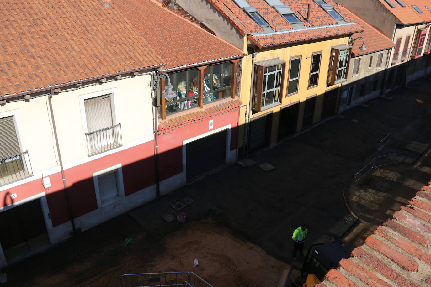 En agosto la Comisión de Patrimonio indicó al consistorio que debía levantar la cimentación de los siete cubos de la calle Carreras con el mismo modelo ya previsto para los tres primeros desde el Arco de la Cárcel | Patrimonio pide que el contorno «sobresalga claramente» y el Ayuntamiento ha proyectado que la silueta se mantenga «sobre el nivel del pavimento»