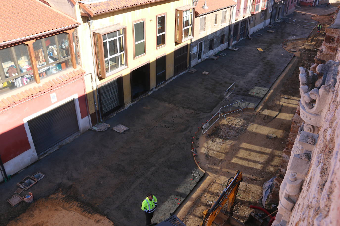 En agosto la Comisión de Patrimonio indicó al consistorio que debía levantar la cimentación de los siete cubos de la calle Carreras con el mismo modelo ya previsto para los tres primeros desde el Arco de la Cárcel | Patrimonio pide que el contorno «sobresalga claramente» y el Ayuntamiento ha proyectado que la silueta se mantenga «sobre el nivel del pavimento»