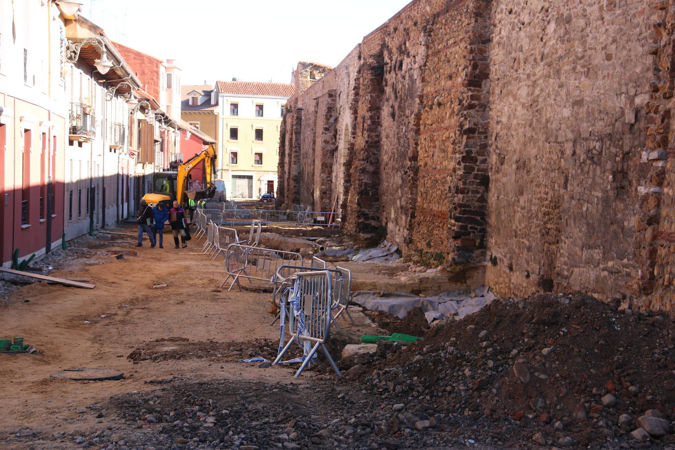 En agosto la Comisión de Patrimonio indicó al consistorio que debía levantar la cimentación de los siete cubos de la calle Carreras con el mismo modelo ya previsto para los tres primeros desde el Arco de la Cárcel | Patrimonio pide que el contorno «sobresalga claramente» y el Ayuntamiento ha proyectado que la silueta se mantenga «sobre el nivel del pavimento»