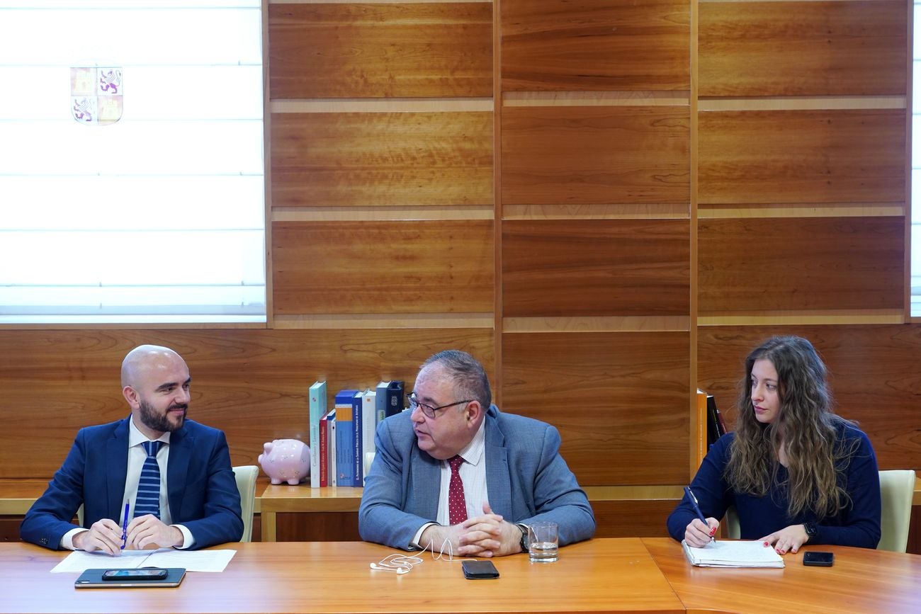 El consejero de Sanidad, Alejandro Vázquez Ramos, se reúne con la delegada territorial de la Junta en León, Ester Muñoz, para tratar los temas sanitarios de la provincia.