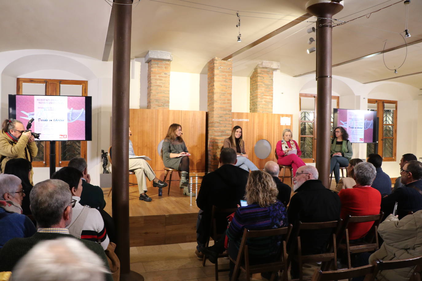 Los socialistas organizan una jornada que reúne a expertas de diferentes ámbitos para reflexionar sobre los instrumentos legales para defender los derechos de las mujeres, a raíz de las medidas antiabortistas impulsadas por Vox. 