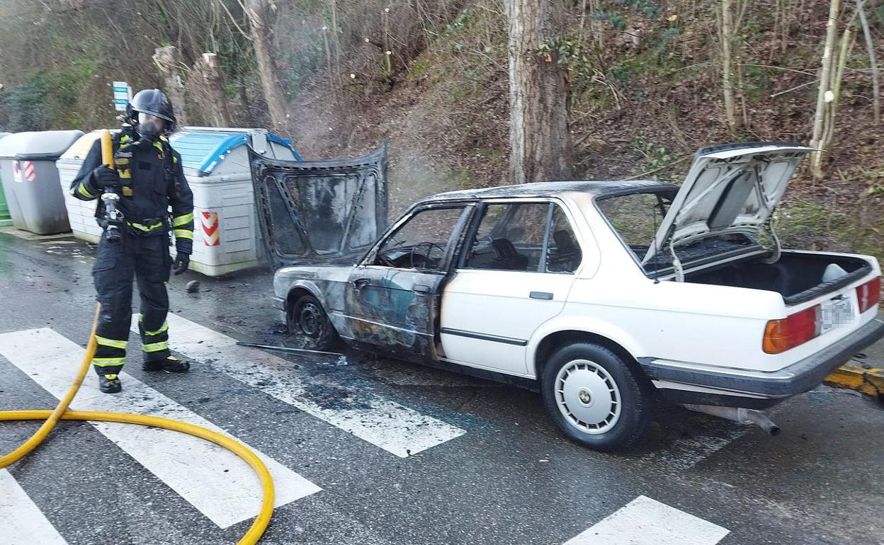 Efectivos de Bomberos Ponferrada en el lugar en el que el vehículo resultó calcinado. 