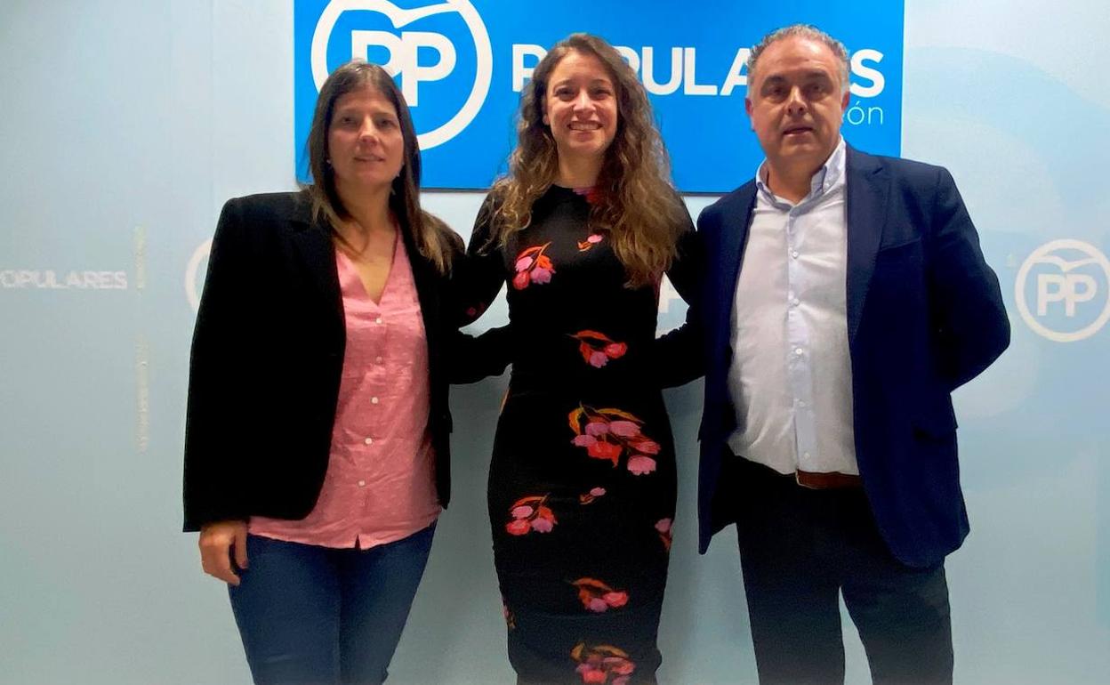 Ester Muñoz junto a sus candidatos a las alcaldías de Astorga y Sahagún.