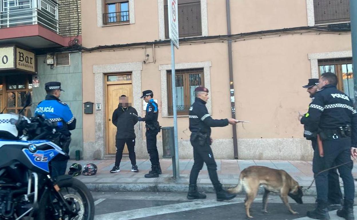 Imagen del punto de control realizado por la Policía Local. En la imagen, el momento en el que es detenido el conductor de una motocicleta 