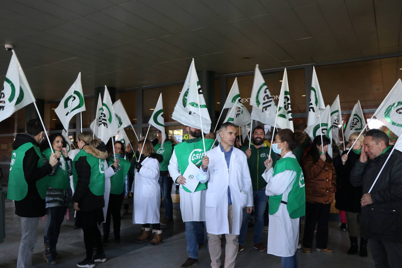 Los profesionales sanitarios se han concentrado en el Hospital de León para denunciar el caos sanitario de la comunidad.