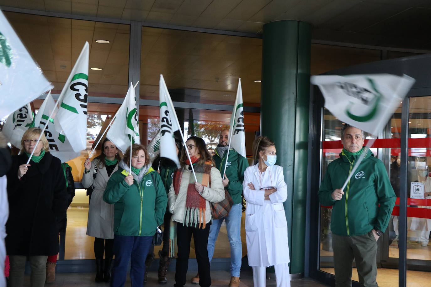 Los profesionales sanitarios se han concentrado en el Hospital de León para denunciar el caos sanitario de la comunidad.