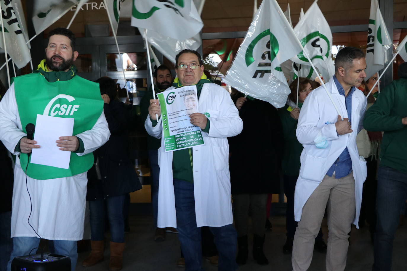 Los profesionales sanitarios se han concentrado en el Hospital de León para denunciar el caos sanitario de la comunidad.