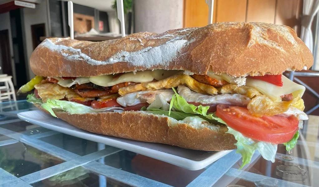 El bocadillo de 2,5 kilos del Hotel Río Cea.