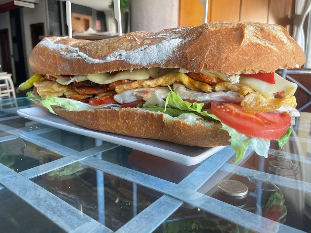 El bocadillo de 2,5 kilos del Hotel Río Cea.