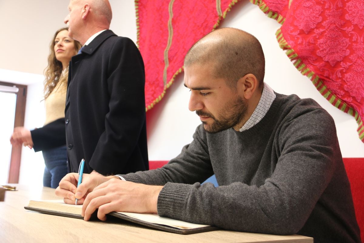 Pablo Álvarez ha recibido este viernes el reconocimiento como Hijo Adoptivo de la localidad de Riello de donde proceden sus padres y abuelos y dónde él ha pasado sus veranos.