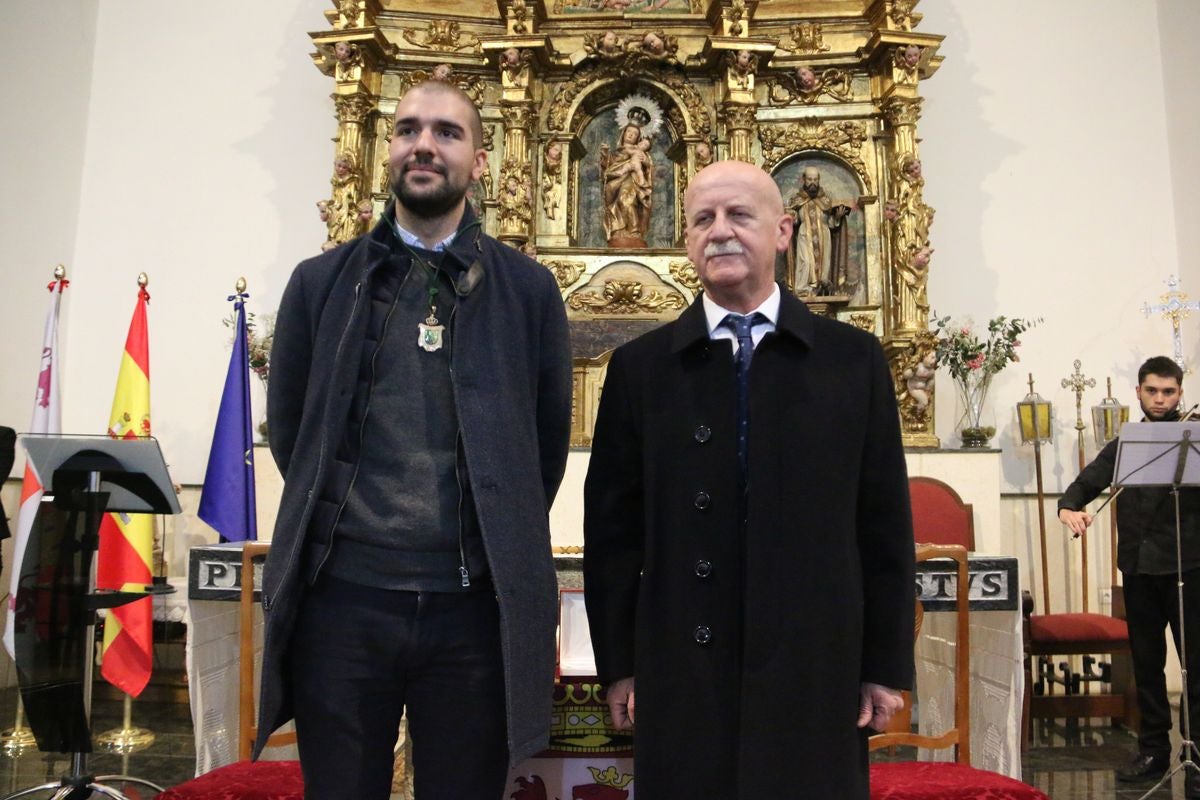 Pablo Álvarez ha recibido este viernes el reconocimiento como Hijo Adoptivo de la localidad de Riello de donde proceden sus padres y abuelos y dónde él ha pasado sus veranos.