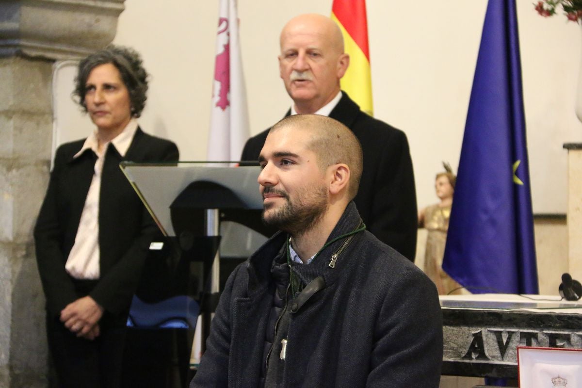 Pablo Álvarez ha recibido este viernes el reconocimiento como Hijo Adoptivo de la localidad de Riello de donde proceden sus padres y abuelos y dónde él ha pasado sus veranos.