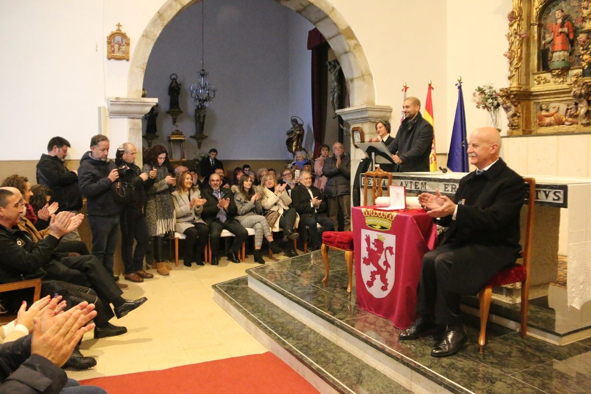 Pablo Álvarez ha recibido este viernes el reconocimiento como Hijo Adoptivo de la localidad de Riello de donde proceden sus padres y abuelos y dónde él ha pasado sus veranos.