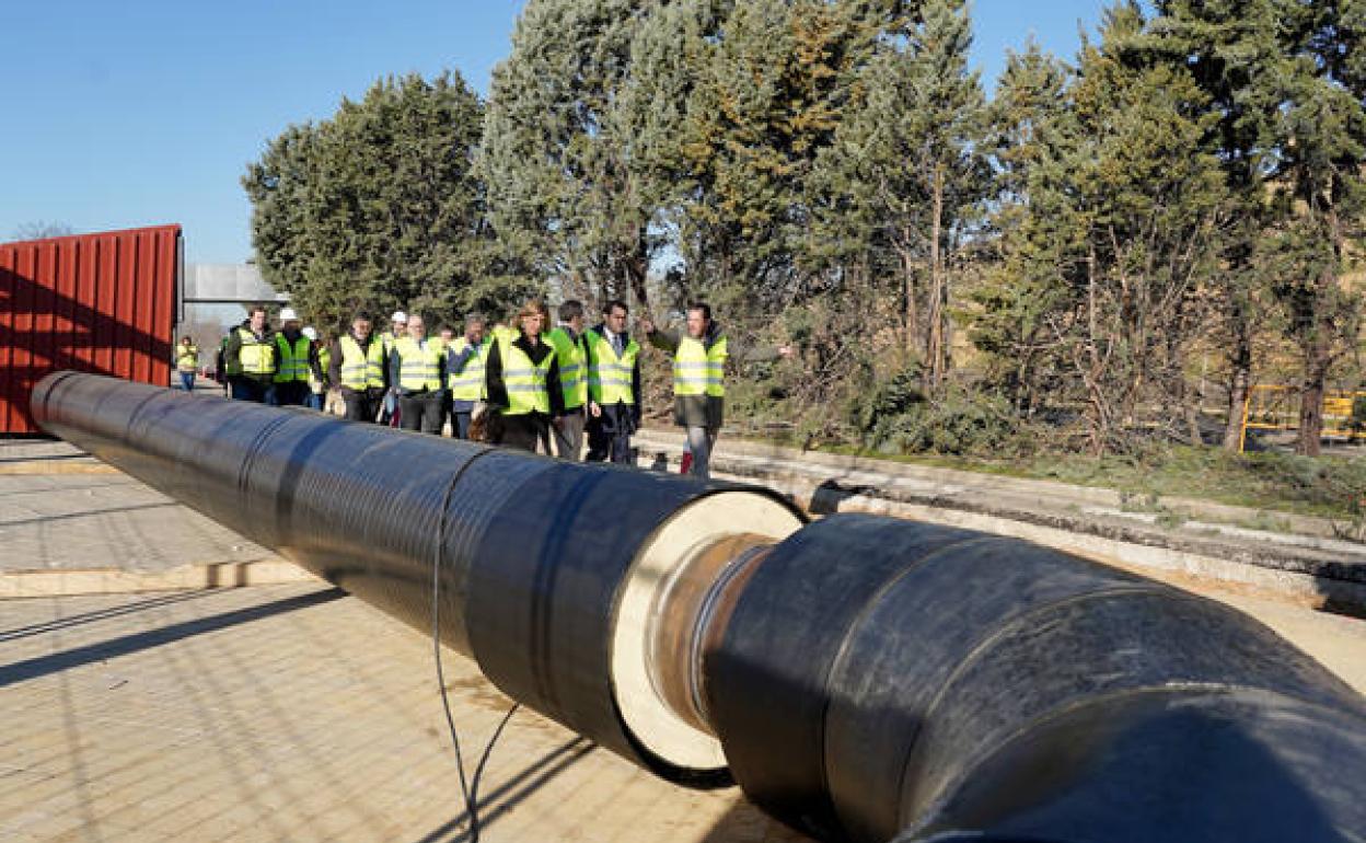 El consejero de Medio Ambiente, Vivienda y Ordenación del Territorio, Juan Carlos Suárez-Quiñones, y el alcalde de Valladolid, Óscar Puente, visitan las obras de la red de calor sostenible 'Valladolid-Oeste'.