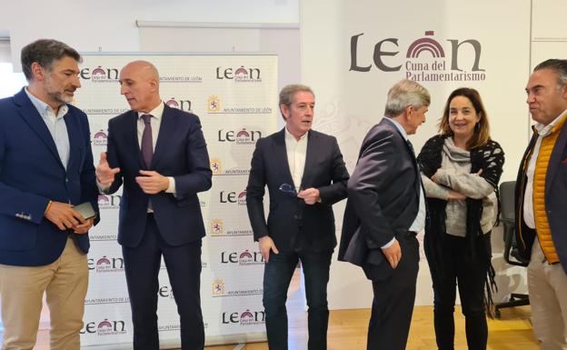 Galería. Los empresarios y el alcalde ofrecen una rueda de prensa conjunta.