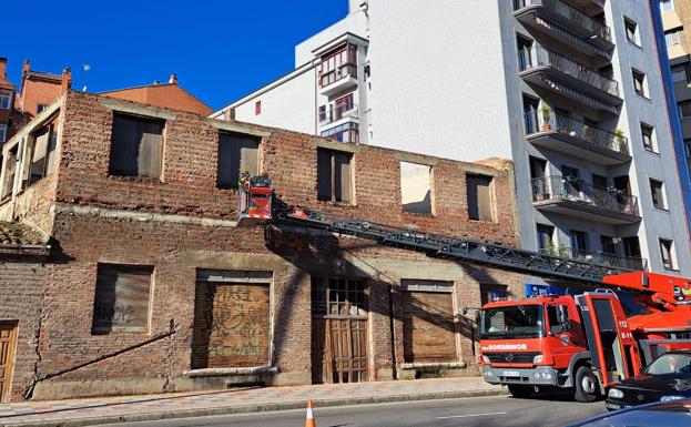 Efectivos de Bomberos León en el lugar de la incidencia. 