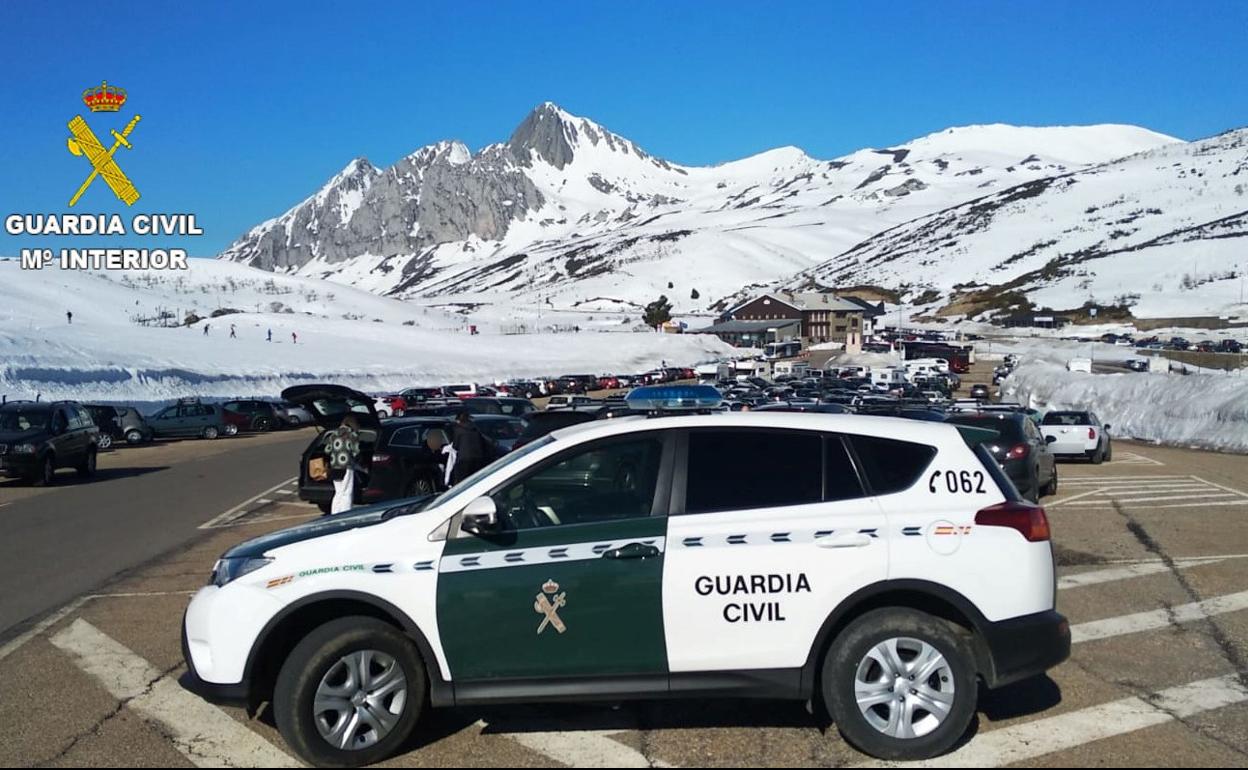 La Guardia Civil en la estació nde San Isidro.