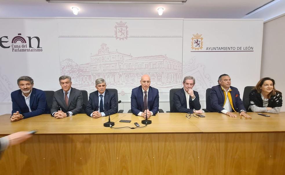 Los presidentes de Fele y Cel, el rector de la Universidad de León, el presidente de la Cámara de Comercio de León y la dirección de la Cultural arropan a José Antonio Diez y reivindican los esfuerzos por ampliar el espacio comercial de León. 