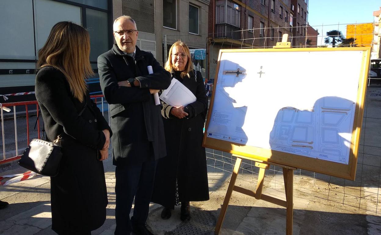 El alcalde de Ponferrada y la edil de Infraestructuras, en la visita a las obras de urbanización de la calle Navaliegos. 