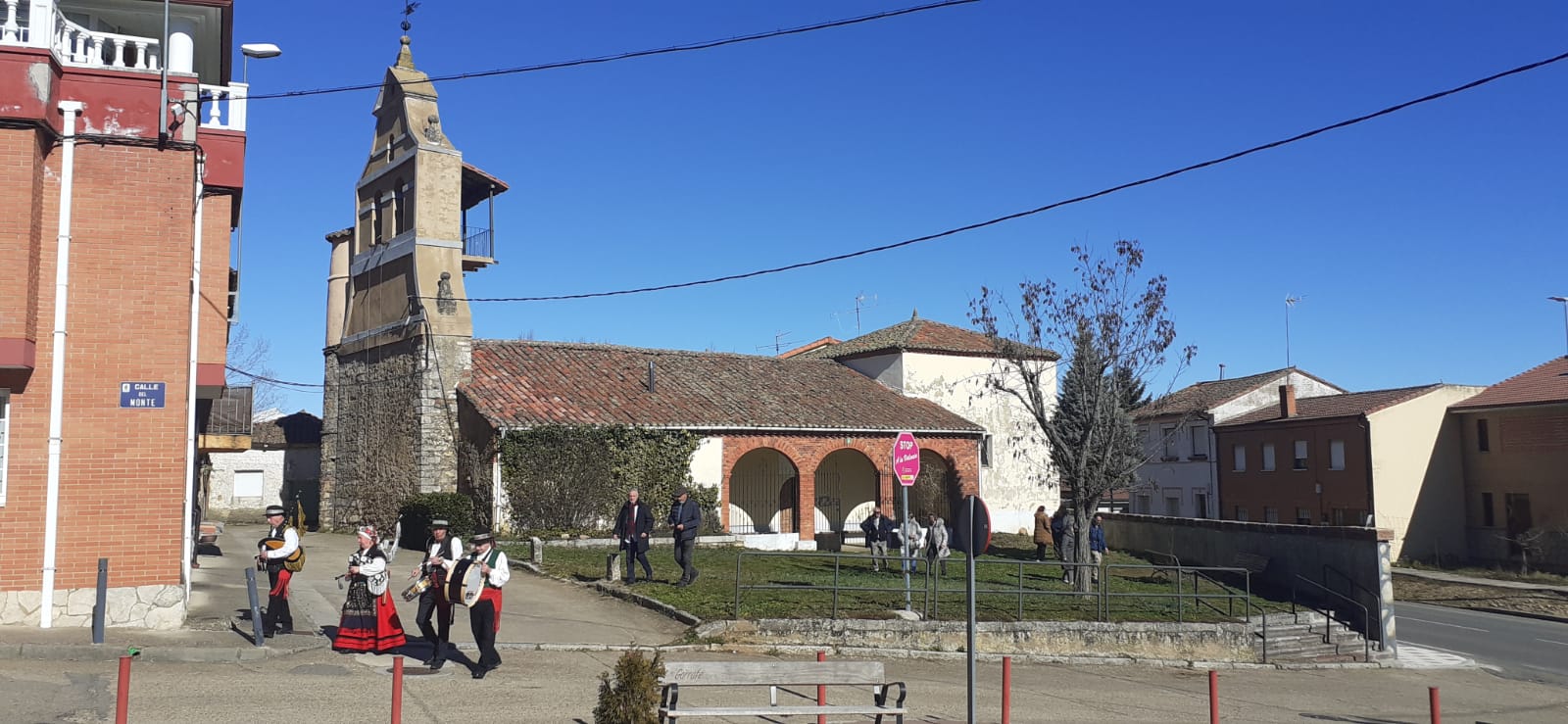 Por San Blas la cigüeña verás (y a San Blás también). Garrafe de Torío, entre otras localidades de la provincia, procesiona a San Blás en una jornada por el efecto del refranero.