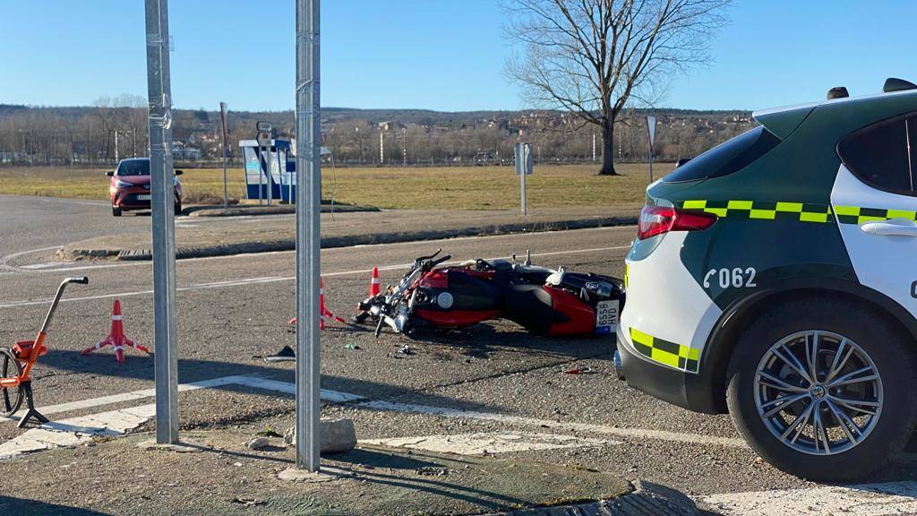 Muere una motorista de 34 años tras colisionar con un coche