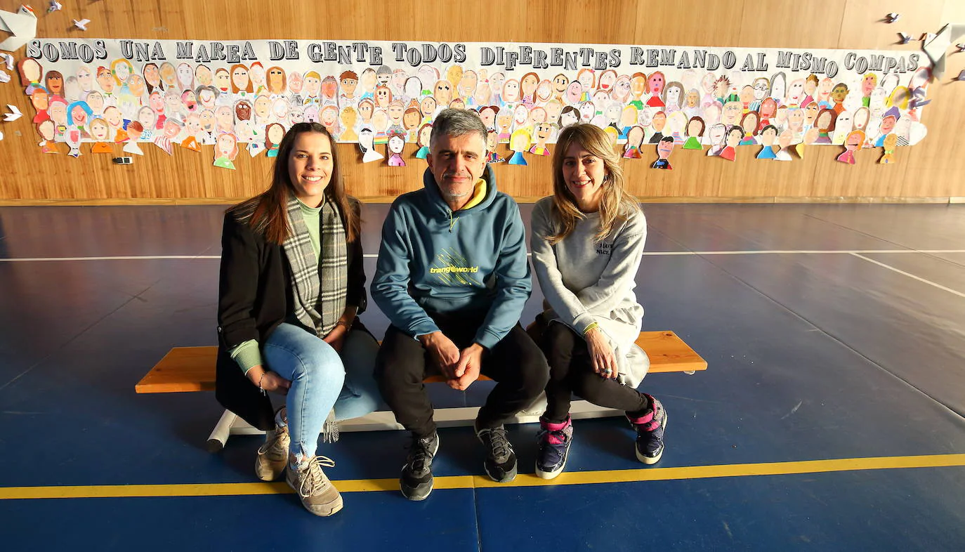 Los profesores Beatriz Carrero (I), Paco López, e Isabel Núñez (D), responsables del proyecto 'Senderos' del CRA La Abadía de Carracedelo.
