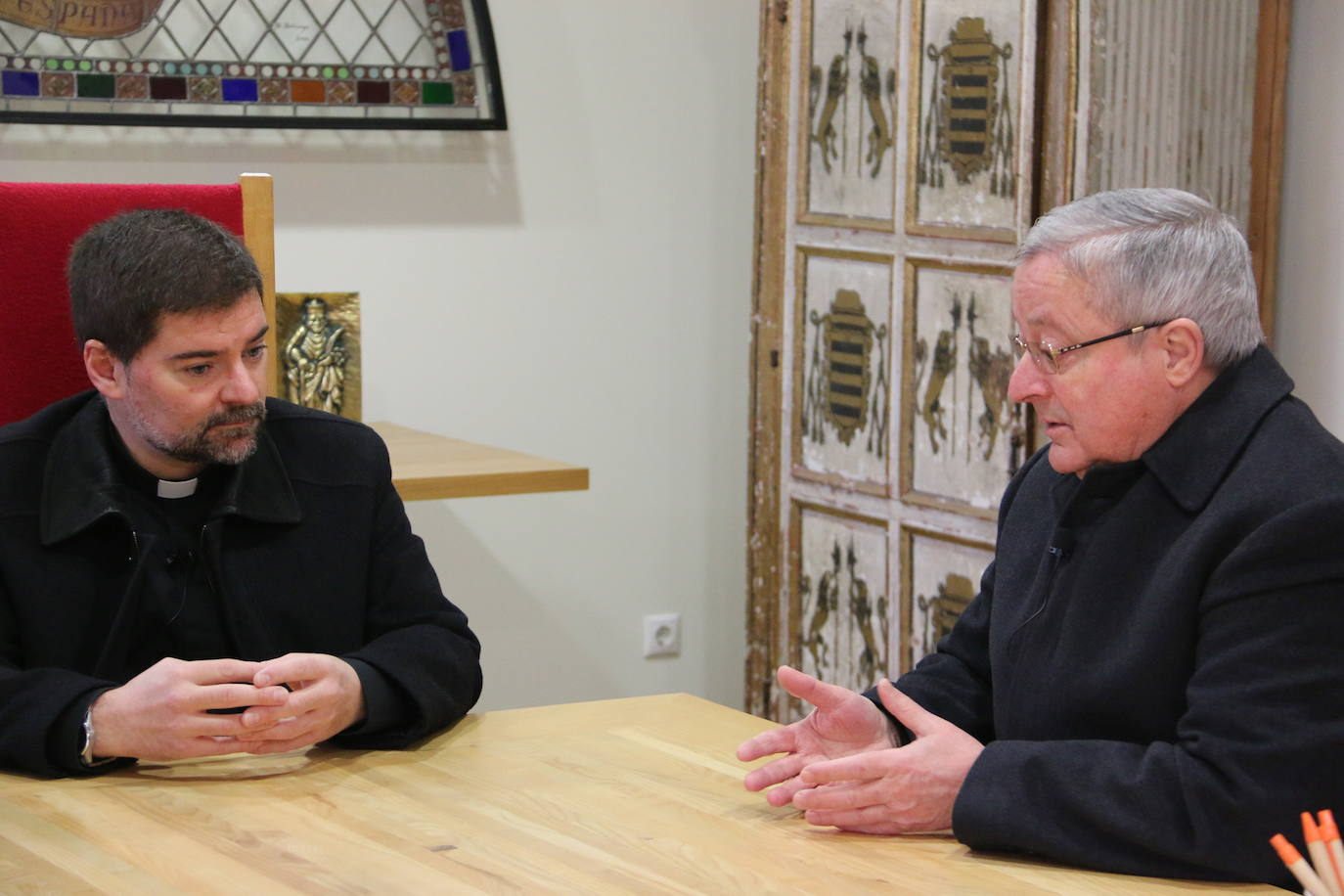 Francisco Rodríguez Llamazares y Luis García Gutiérrez en una de las salas de reuniones que tiene la basílica de San Isidoro.