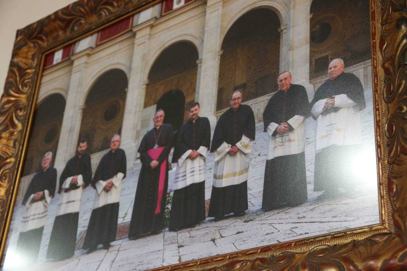 Francisco Rodríguez Llamazares y Luis García Gutiérrez en una de las salas de reuniones que tiene la basílica de San Isidoro.