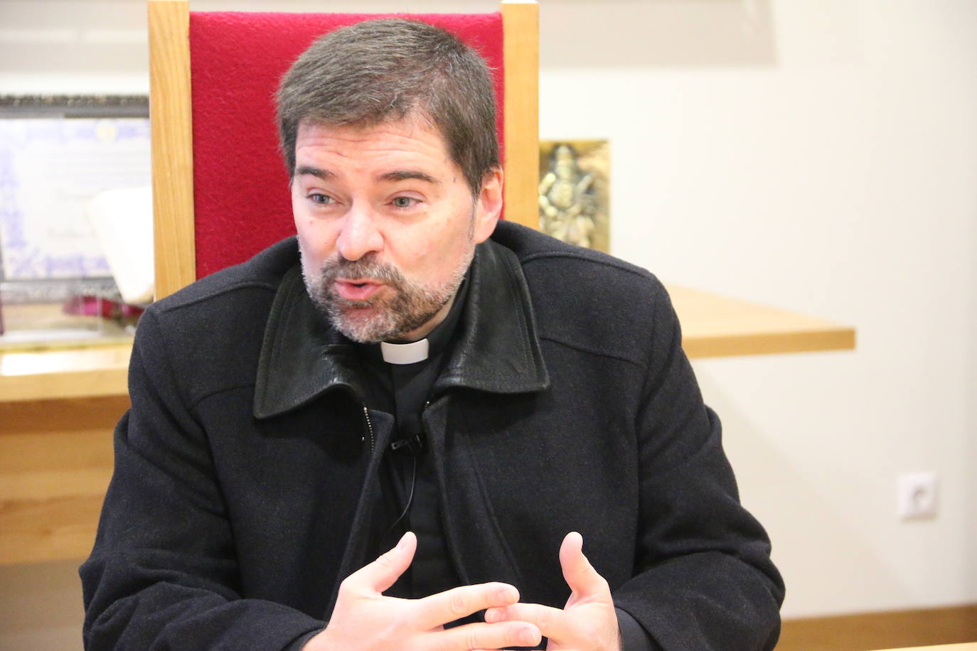 Francisco Rodríguez Llamazares y Luis García Gutiérrez en una de las salas de reuniones que tiene la basílica de San Isidoro.