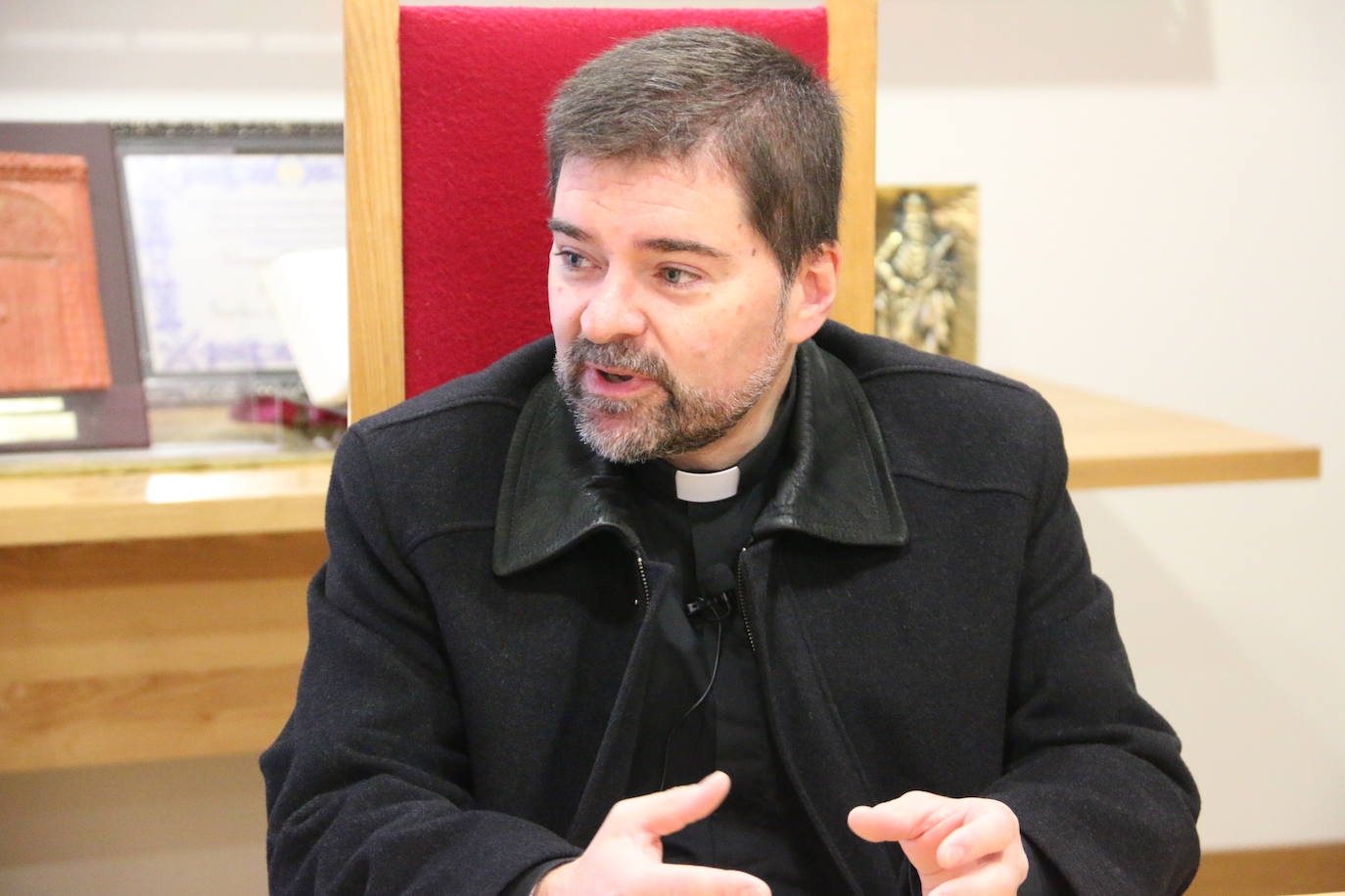 Francisco Rodríguez Llamazares y Luis García Gutiérrez en una de las salas de reuniones que tiene la basílica de San Isidoro.