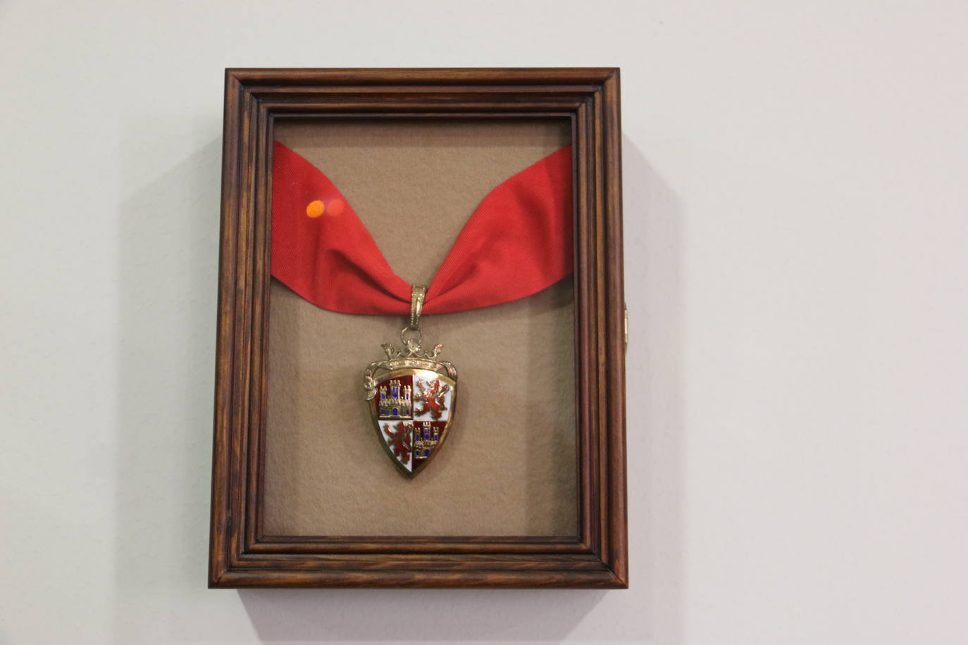 Francisco Rodríguez Llamazares y Luis García Gutiérrez en una de las salas de reuniones que tiene la basílica de San Isidoro.