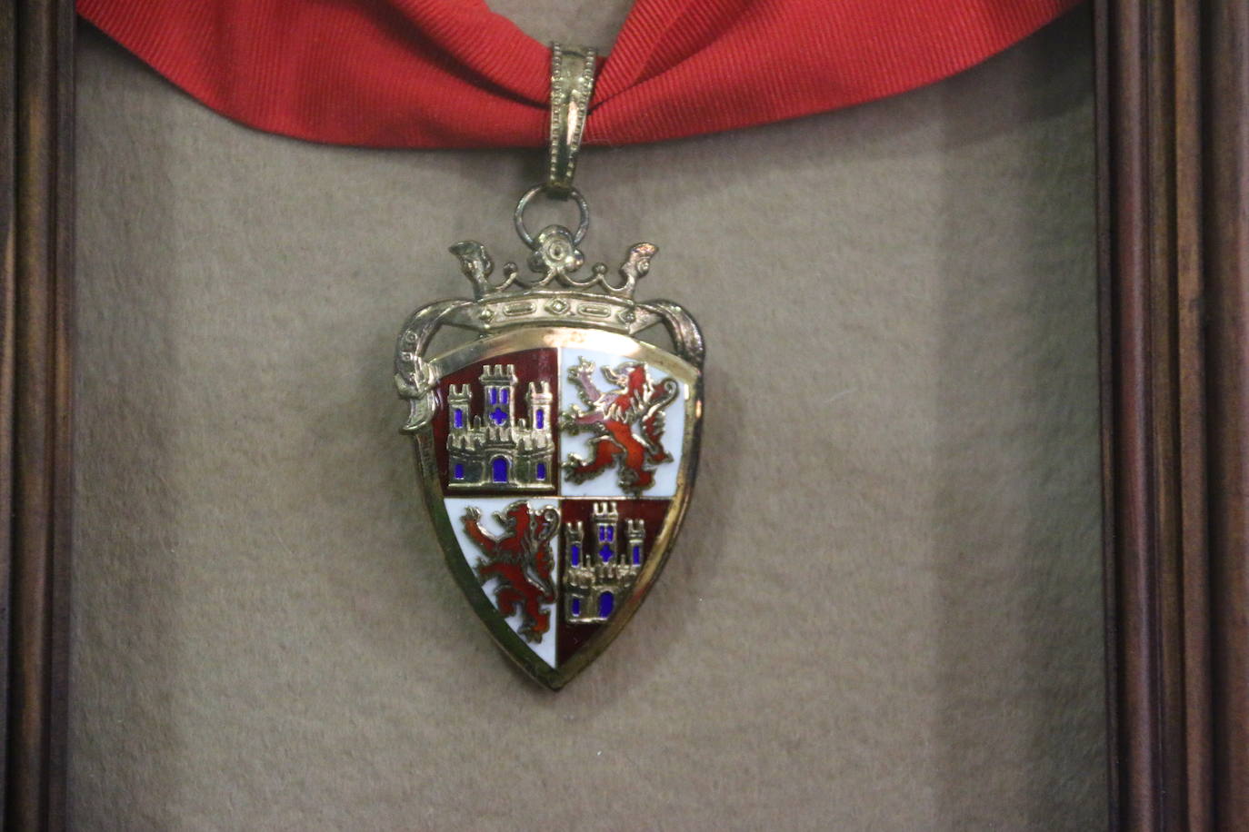 Francisco Rodríguez Llamazares y Luis García Gutiérrez en una de las salas de reuniones que tiene la basílica de San Isidoro.