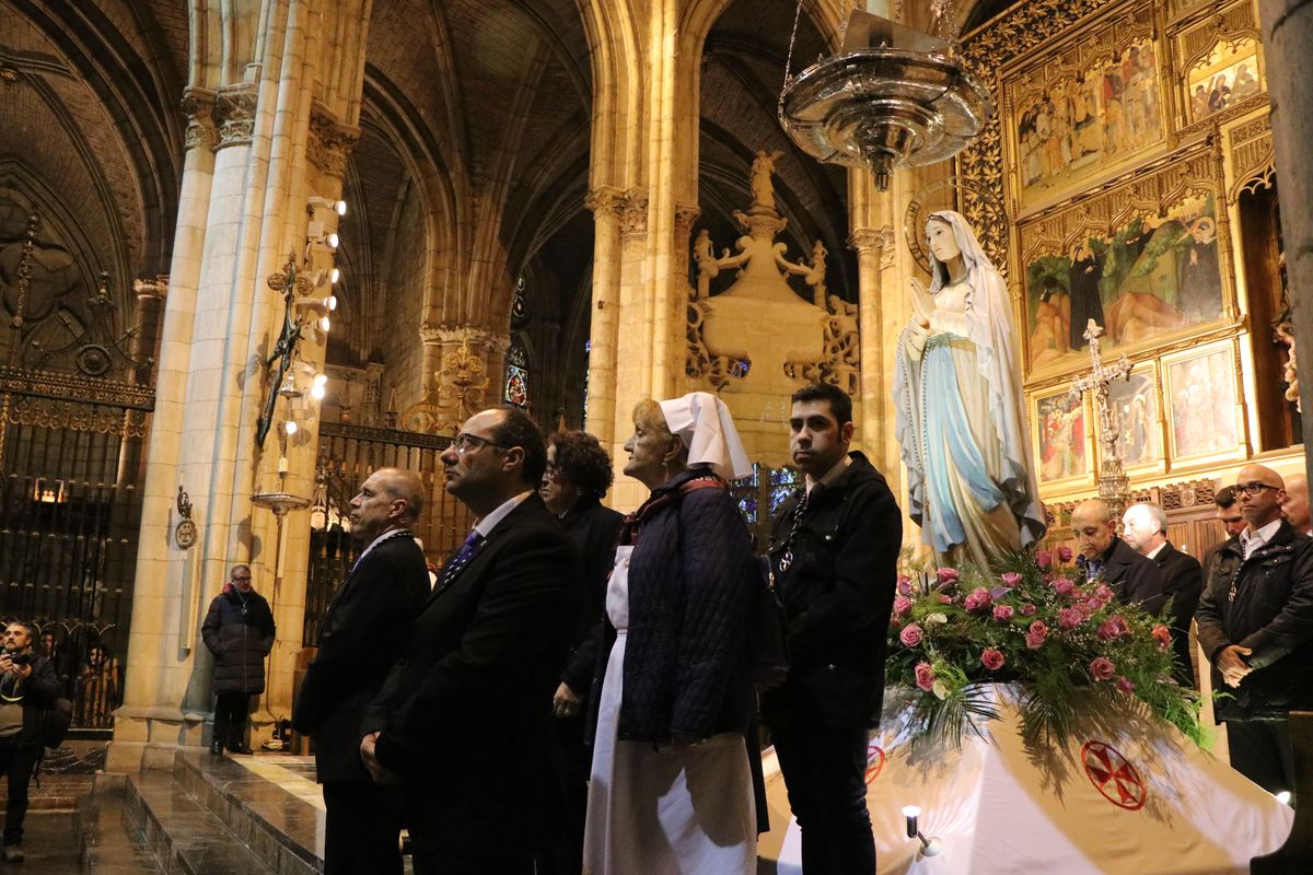 La tradicional procesión de las antorchas vuelve a alumbrar el cielo leonés para pedir salud para los enfermos.