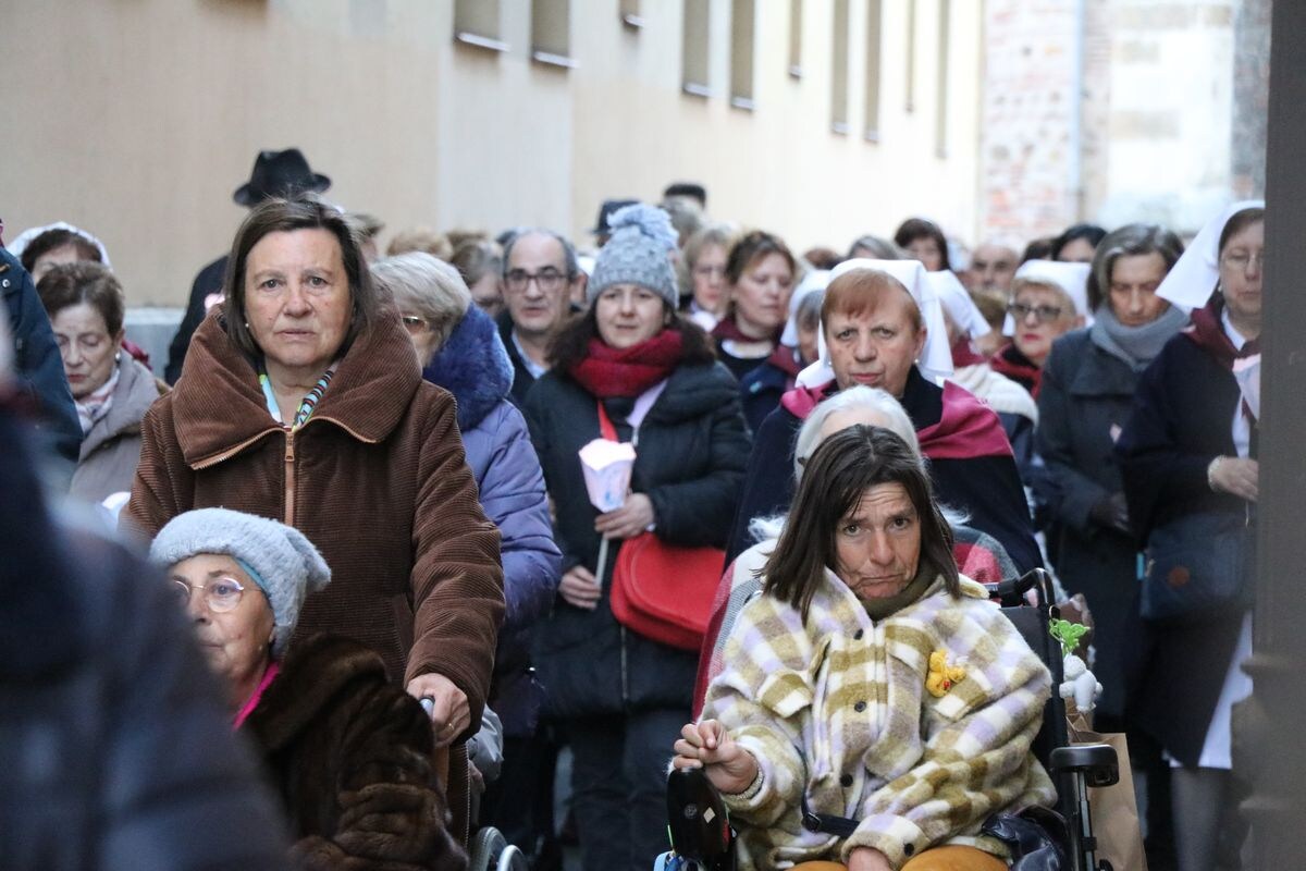 La tradicional procesión de las antorchas vuelve a alumbrar el cielo leonés para pedir salud para los enfermos.